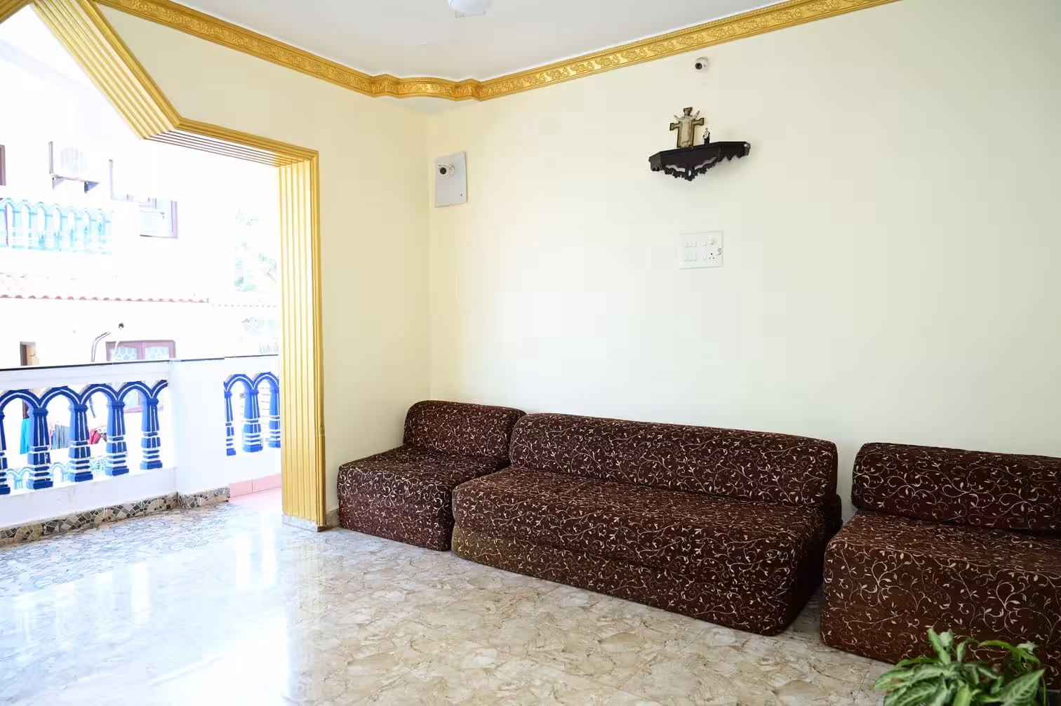 Budget hotel in Colva near beach road